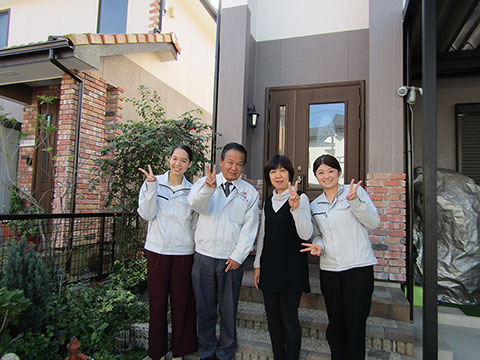 愛知県春日井市Ｆ様_外壁リフォーム_お客様の声_記念撮影2_株式会社麻布