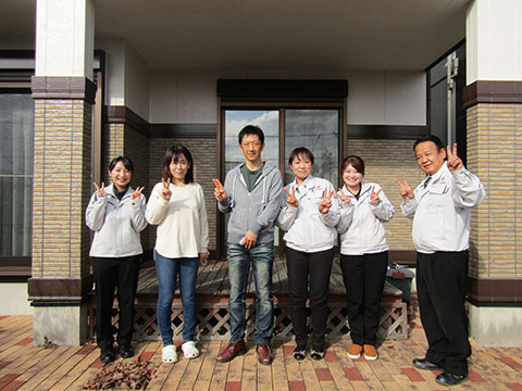 愛知県春日井市Ｆ様_外壁リフォーム_お客様の声_記念撮影2_株式会社麻布