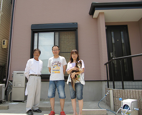 愛知県春日井市Ｋ様_外壁塗替工事_お客様の声_記念撮影