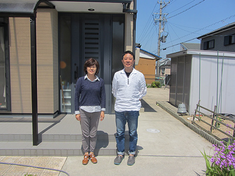 愛知県岡崎市Ｍ様_外壁屋根塗替工事_お客様の声_記念撮影