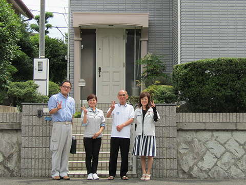 愛知県春日井市K様_外壁塗替工事_お客様の声_記念撮影