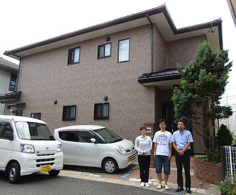 三重県員弁郡Ｋ様_外壁塗替・屋根葺き替え工事_お客様の声_記念撮影