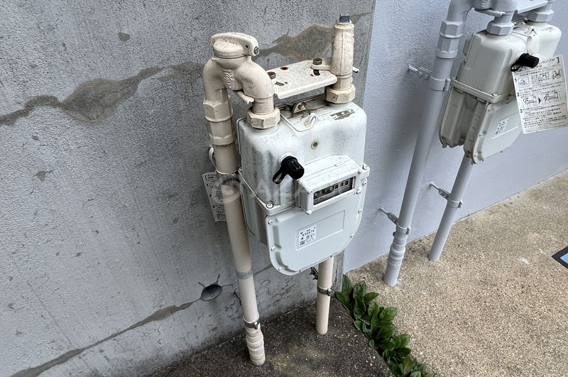 ガスメーター（配管部分のみ塗装施工した）