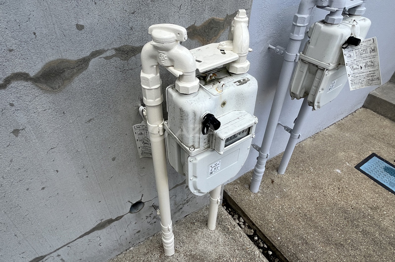 ガスメーター（配管部分のみ塗装施工した）
