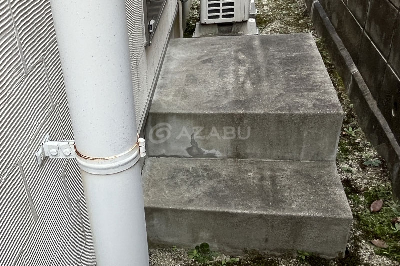 勝手口階段（高圧洗浄水洗いで汚れを洗い落とした）