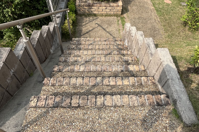 玄関前階段（高圧洗浄水洗いで汚れを洗い落とした）