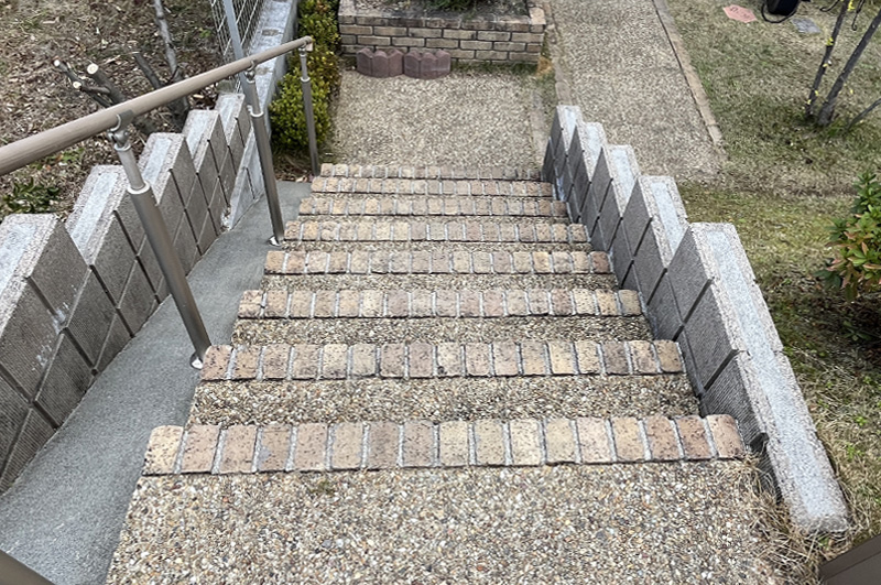 玄関前階段（高圧洗浄水洗いで汚れを洗い落とした）