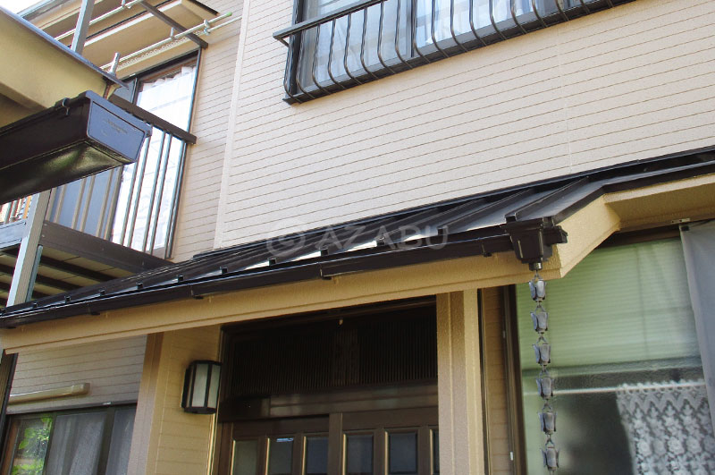 正面の下屋根（瓦棒）、軒樋（雨樋）、玄関周り外壁