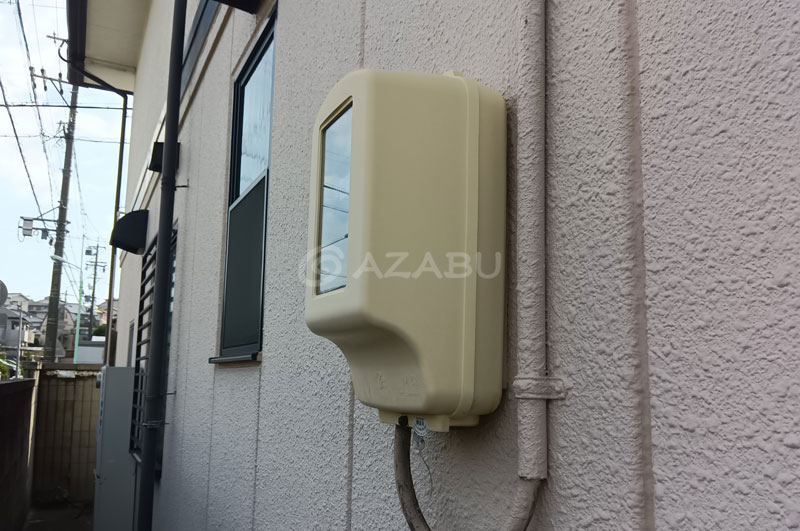 電気ボックスの配管やその周辺の外壁（電気ボックス自体は塗装範囲外）