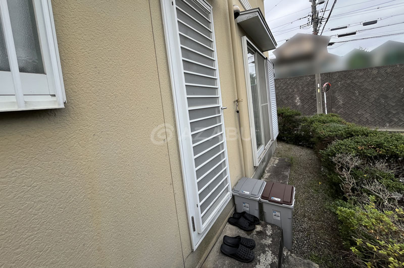 勝手口周りの外壁、勝手口の階段（高圧洗浄水洗いのみ）、掃き出し窓のステップ（高圧洗浄水洗いのみ）