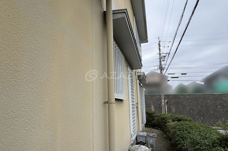 北面の外壁、配管、庇