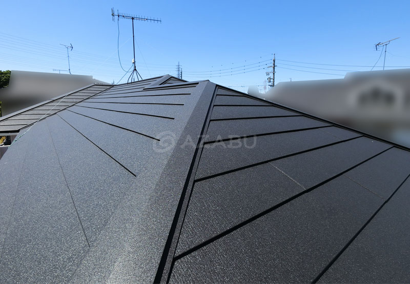 ガルバリウム鋼板の板金カバー工法で施工した屋根全景写真